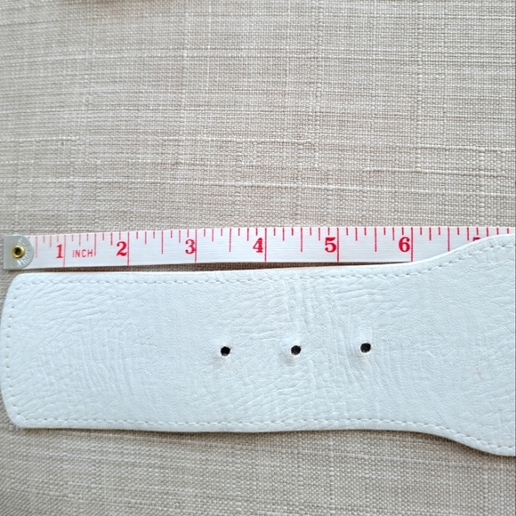 💥FREE with 3/$30 BUNDLE💥 White Belt with Gold Buckle - Picture 4 of 7